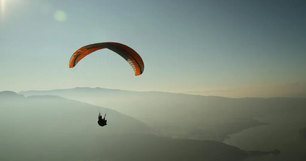parapente dans les montagnes