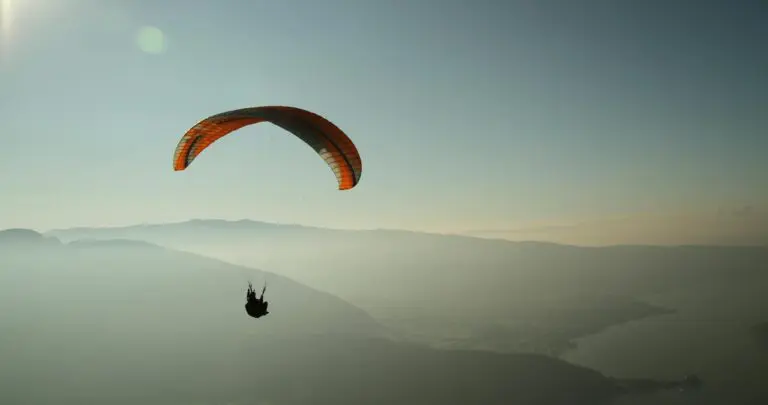 parapente dans les montagnes
