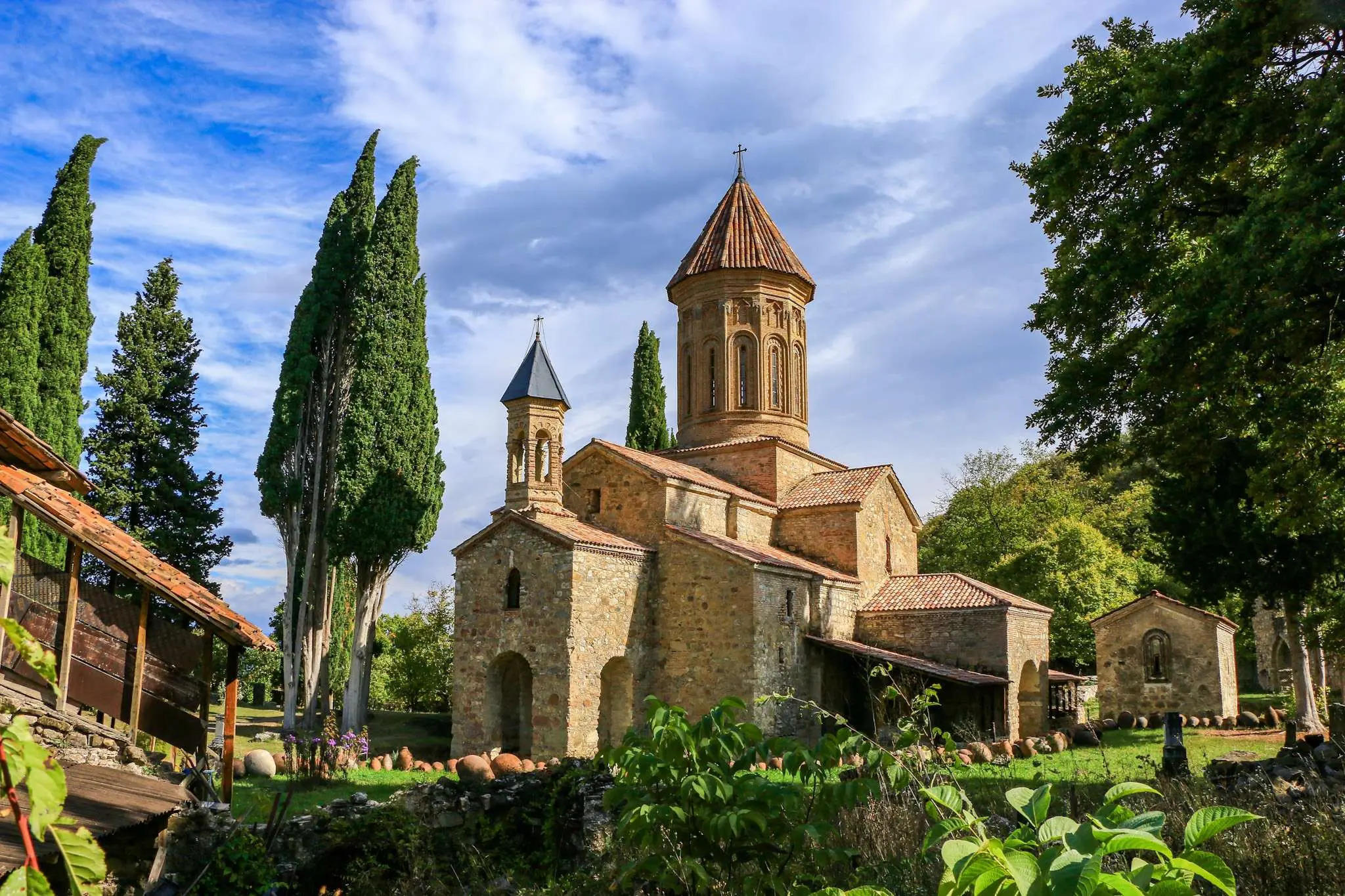 Alaverdi-klooster in Kacheti, Georgië, onder een blauwe hemel