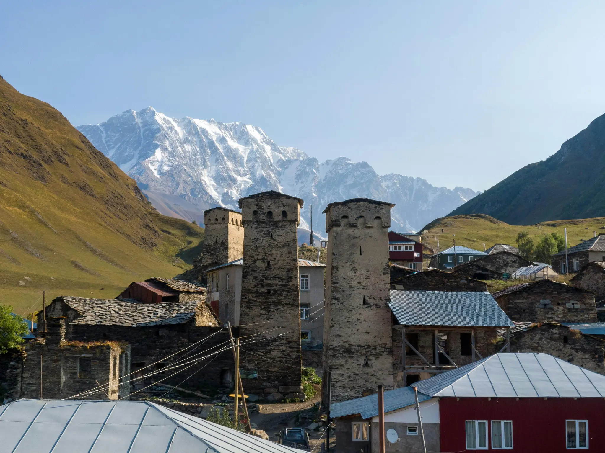 eeuwenoude stenen torens in een bergdorp in Georgië