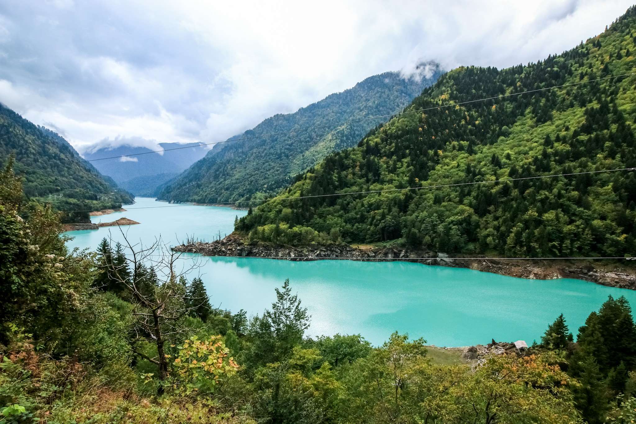 Lac bleu turquoise entre des montagnes en Géorgie